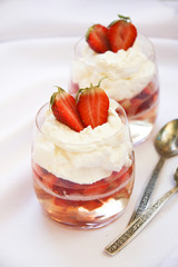Sparkling wine jelly with strawberries and mascarpone cream