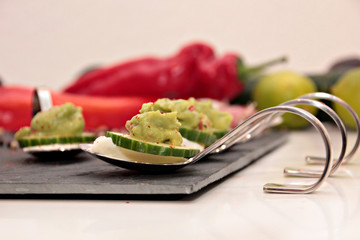 Avocado auf Gurke