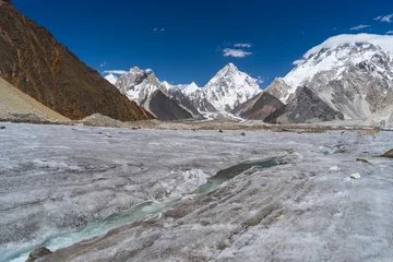 Crédence de cuisine en verre imprimé Gasherbrum River curve of Vigne glacier in front of K2 and Broadpeak mountain, K2 trek, Pakistan