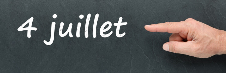 Obraz premium 4 juillet à la craie et montrer du doigt sur ardoise