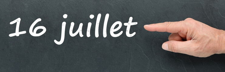 Obraz premium 16 juillet à la craie et montrer du doigt sur ardoise