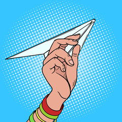 La main lance le vecteur pop art d& 39 avion en papier