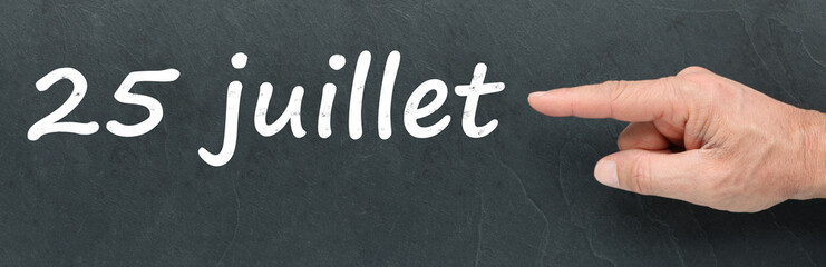 Obraz premium 25 juillet à la craie et montrer du doigt sur ardoise