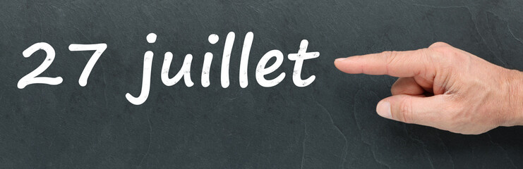 Obraz premium 27 juillet à la craie et montrer du doigt sur ardoise