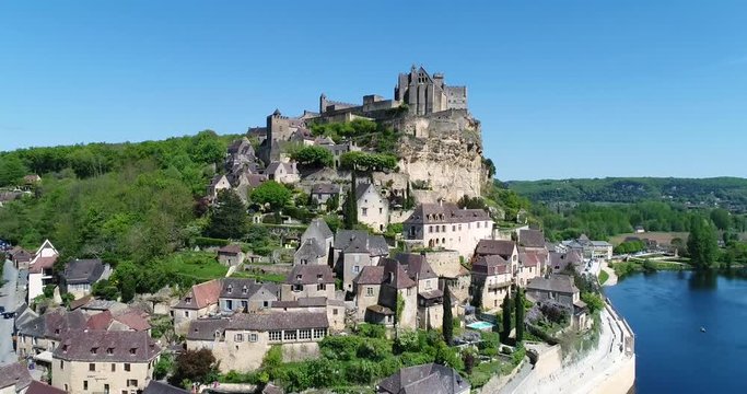 France, Village of Beynac et Cazenac, Labelled Most beautiful villages of France. the medieval Castle above the Dordogne Valley