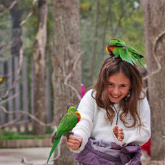 la fille aux oiseaux - nourrissage de loris