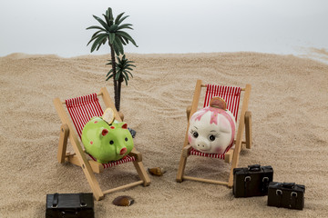 Sparschwein im Liegestuhl