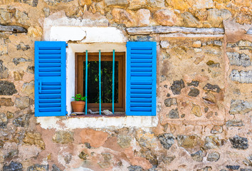Stein Haus Alt Fassade Fenster Fensterladen Blau offen