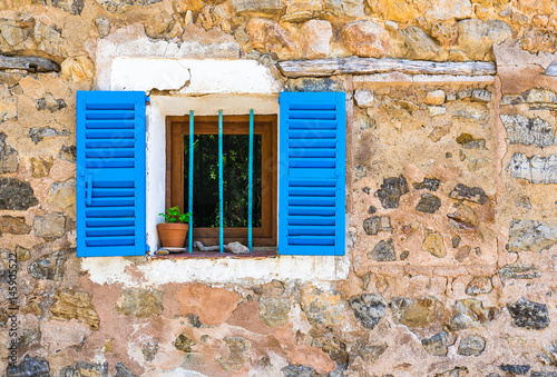 Haus Mit Fensterladen - minimalistisches Interieur
