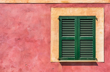 Haus Mediterran Fenster Detail Fensterladen Grün und Mauer Rot