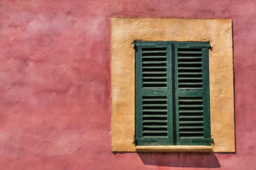 Fototapeta na wymiar Haus Fenster Fensterladen Mediterran 