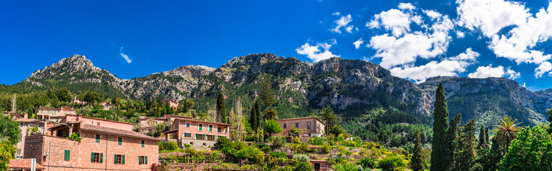 Fototapeta na wymiar Spanien Berg Panorama Landschaft Dorf Deia, Serra de Tramuntana, Mallorca 