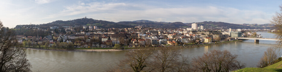 Fototapeta na wymiar Panoramic views of the city of Linz in Osterreich.