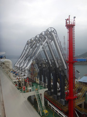 LNG loading arms for load/discharge LNG cargo of liquefied natural gas tanker