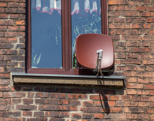 SAT-Schüssel an einem Fenster