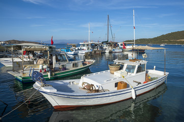 Obraz premium Scenic Turkish marina with traditional fishing boats