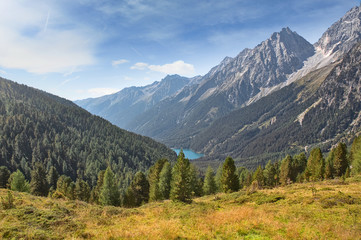 Herbstliche Berglandschaft mit Blick auf Bergsee