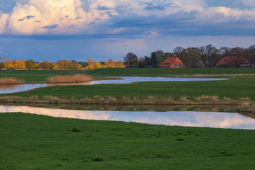 Fr&uuml;hling in der Elbtalaue 2 / Die Nieders&auml;chsische Elbtalaue, aufgenommen vom Elbdeich (Elberadweg) zwischen Jasebeck und Landsatz (L&uuml;chow-Dannenberg, Niedersachsen, Deutschland), am 16.4.2017.