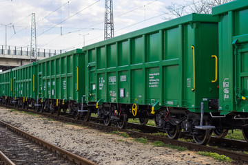 Obraz premium Burgas, Bulgaria - March 20, 2017 - Freight cargo train - 4axled box wagon green Type:Eanos Model:155-1 - Transvagon AD