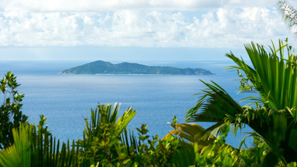 Insel Curieuse, Seychellen, mit Einrahmung aus Palmen
