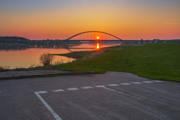 Fototapeta na wymiar Sonnenuntergang über der Dömitzer Brücke 2 / Sonnenuntergang über der Elbe und der Dömitzer Brücke. Aufgenommen vom Elbufer in Dömitz (Mecklenburg - Vorpommern, Deutschland), am 9. April 2017.