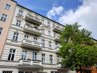 Altbau mit Stuck und Bäumen in Berlin