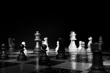 Scacchi fotografati su una scacchiera