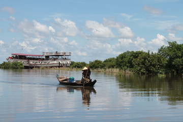 Fototapeta na wymiar People on the Lake Tonlé Sap