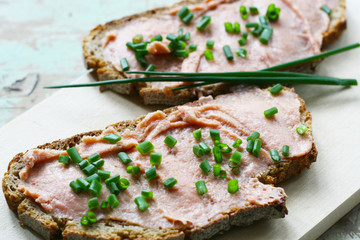 Brot mit Wurst, rustikale Brotzeit, Schwarzbrot mit Teewurst und Schnittlauch zum Frühstück, kräftige Zwischenmahlzeit