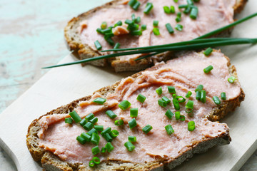 Brot mit Wurst, Kräftige Brotzeit, Schwarzbrot mit Teewurst und Schnittlauch zum Frühstück