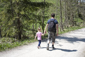 Vater und Tochter beim Wandern