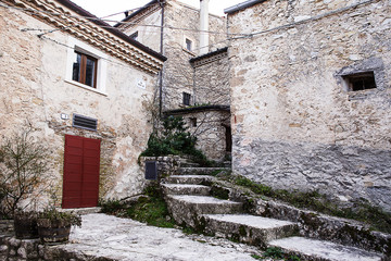 Fototapeta na wymiar architectural glimpse at Castrovalva, abruzzo