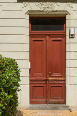 grosse massive rotbraune Holztür