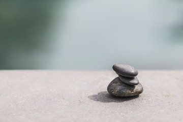 Different pebbles are standing successively near the pool