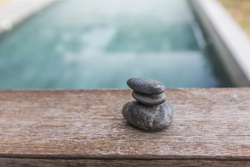 Different pebbles are standing successively near the pool