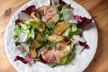 Petersilienwurzeln mit Salat, Schinken und Parmesan