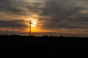Strommasten im Sonnenuntergang