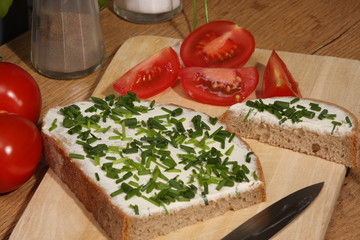 schnittlauch tomaten und brot