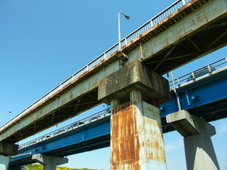 春の江戸川に架かる流山橋と青空