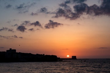 Obraz premium The sun going down in the mediterranean sea in Trapani