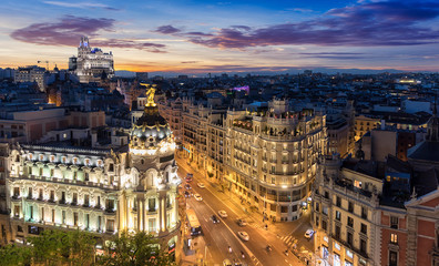 Naklejka premium Panorama ulicy Gran Via w Madrycie po zachodzie słońca