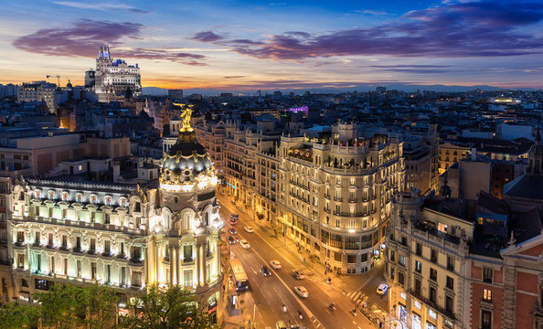 Panorama der Gran Via Straße in Madrid nach Sonnenuntergang