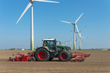 Traktor mit Front-Roller und Dammfräse beim Kartoffelanbau - 7119