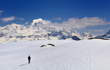 Fototapeta na wymiar paysage de montagne en hiver avec randonneur