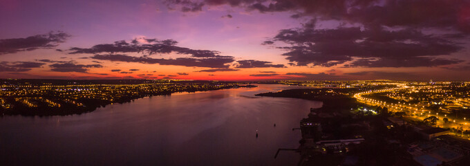 Fototapeta na wymiar Panoramica mostrando o nascer do sol e o Lago Paranoá em Brasilia, Brasil