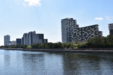 Fototapeta premium 新都心の川沿いの住宅街