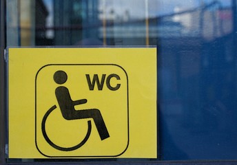 Schild an einem Fahrstuhl zu einer Behindertentoilette im Bahnhof von Magdeburg