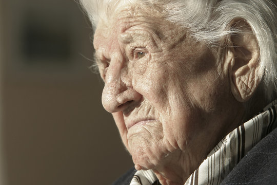 Rentnerin in einem Pflegeheim 