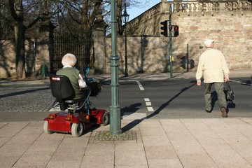 Rentner geht bei rot &uuml;ber die Ampel