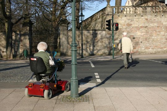 Rentner geht bei rot &uuml;ber die Ampel